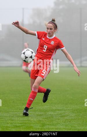 Newport, Galles. 23 ottobre 2019. Olivia Francis of Wales in azione durante l'Under 15 Girls Friendly International match tra Galles e Scozia al Dragon Park di Newport, Galles, Regno Unito, il 23 ottobre 2019. Crediti: Duncan Thomas/Majestic Media. Foto Stock