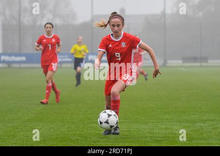 Newport, Galles. 23 ottobre 2019. Olivia Francis of Wales in azione durante l'Under 15 Girls Friendly International match tra Galles e Scozia al Dragon Park di Newport, Galles, Regno Unito, il 23 ottobre 2019. Crediti: Duncan Thomas/Majestic Media. Foto Stock