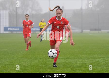Newport, Galles. 23 ottobre 2019. Olivia Francis of Wales in azione durante l'Under 15 Girls Friendly International match tra Galles e Scozia al Dragon Park di Newport, Galles, Regno Unito, il 23 ottobre 2019. Crediti: Duncan Thomas/Majestic Media. Foto Stock