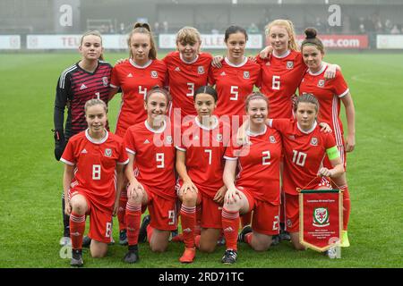 Newport, Galles. 23 ottobre 2019. La squadra gallese prima dell'Under 15 Girls Friendly International match tra Galles e Scozia al Dragon Park di Newport, Galles, Regno Unito, il 23 ottobre 2019. Crediti: Duncan Thomas/Majestic Media. Foto Stock