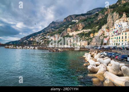 Amalfi, Italia - 26 dicembre 2022: Le coste di Amalfi scattate al mattino Foto Stock