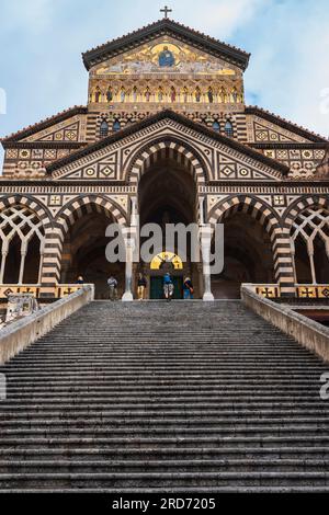 Amalfi, Italia - 26 dicembre 2022: Sessantadue scalini, larghi e ripidi, conducono alle porte della Cattedrale di Amalfi Foto Stock