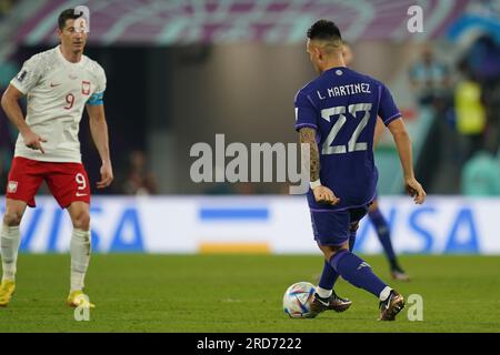 Doha, Qatar, 30, novembre 2022. Lautaro Martinez dall'Argentina passa il pallone durante la partita tra Polonia e Argentina, partita 39. FIFA World Foto Stock