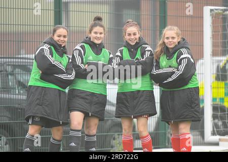 Newport, Galles. 23 ottobre 2019. Il Galles sostituisce la panchina durante l'Under 15 Girls Friendly International match tra Galles e Scozia al Dragon Park di Newport, Galles, Regno Unito, il 23 ottobre 2019. Crediti: Duncan Thomas/Majestic Media. Foto Stock