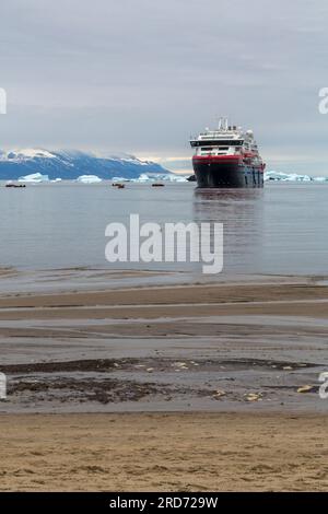 Nave da crociera ibrida da Fridtjof Nansen, nave da crociera Hurtigruten MS Fridtjof Nansen ad Atanikerdluk, Groenlandia a luglio - nave Hurtigruten Foto Stock