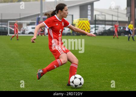 Newport, Galles. 23 ottobre 2019. Megan Bowen del Galles in azione durante l'Under 15 Girls Friendly International match tra Galles e Scozia al Dragon Park di Newport, Galles, Regno Unito, il 23 ottobre 2019. Crediti: Duncan Thomas/Majestic Media. Foto Stock