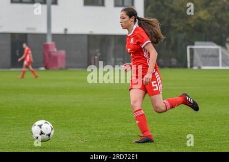 Newport, Galles. 23 ottobre 2019. Megan Bowen del Galles in azione durante l'Under 15 Girls Friendly International match tra Galles e Scozia al Dragon Park di Newport, Galles, Regno Unito, il 23 ottobre 2019. Crediti: Duncan Thomas/Majestic Media. Foto Stock