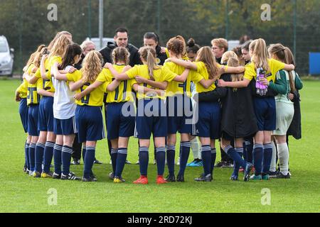 Newport, Galles. 23 ottobre 2019. La squadra scozzese in un huddle dopo l'Under 15 Girls Friendly International match tra Galles e Scozia al Dragon Park di Newport, Galles, Regno Unito, il 23 ottobre 2019. Crediti: Duncan Thomas/Majestic Media. Foto Stock