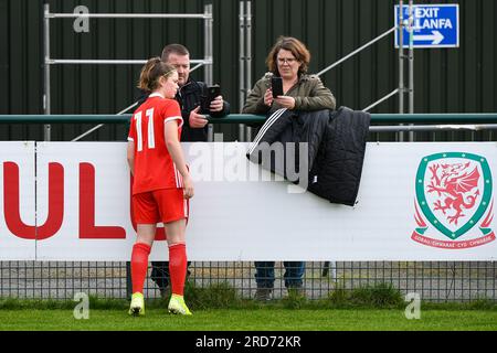 Newport, Galles. 23 ottobre 2019. Niamh Duggan del Galles dopo l'Under 15 Girls Friendly International match tra Galles e Scozia al Dragon Park di Newport, Galles, Regno Unito, il 23 ottobre 2019. Crediti: Duncan Thomas/Majestic Media. Foto Stock