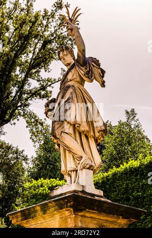 Statua in marmo bianco di abbondanza nei Giardini di Boboli, Firenze, Toscana, Italia Foto Stock