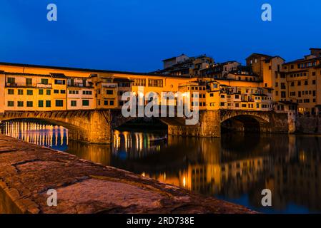 Lato est del Ponte Vecchio di notte, Firenze, Toscana, Italia Foto Stock