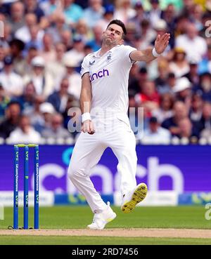 James Anderson bowling inglese durante il primo giorno del quarto test match della LV= Insurance Ashes Series all'Emirates Old Trafford, Manchester. Data foto: Mercoledì 19 luglio 2023. Vedi la storia della Pennsylvania CRICKET England. Il credito fotografico dovrebbe essere: Mike Egerton/PA Wire. RESTRIZIONI: Solo per uso editoriale. Nessun uso commerciale senza il previo consenso scritto della BCE. Utilizzare solo immagini fisse. Nessuna immagine in movimento per emulare la trasmissione. Non rimuovere o oscurare i logo degli sponsor. Foto Stock