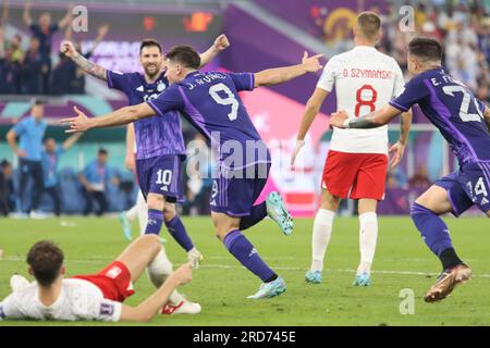 Doha, Qatar, 30, novembre 2022. Julian Alvarez, argentino, celebra il secondo gol della sua squadra per segnare il punteggio durante la partita tra Polonia vs. Foto Stock