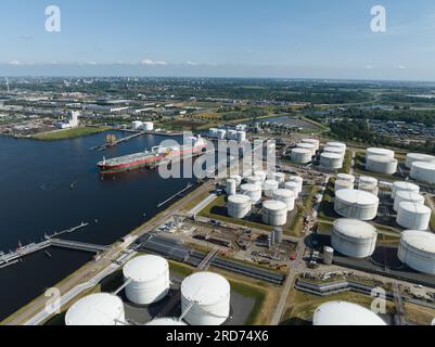 Amsterdam, 21 giugno 2023, Paesi Bassi. Silos container presso l'Amerikahaven nel porto di Amsterdam, Paesi Bassi. Foto Stock