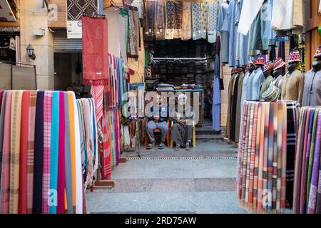 Uomini al bazar di Assuan, in Egitto Foto Stock
