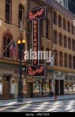 The Berghoff Restaurant Sign a Chicago, USA, 17 W Adams St, Chicago, Illinois 60603, il ristorante più antico di Chicago, fondato nel 1898.21 giugno 2023 Foto Stock