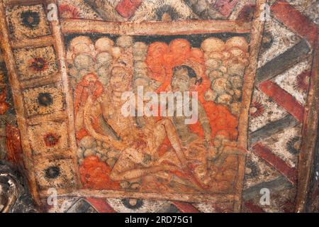 Ellora Cave 33 soffitto ad ala destra di Mandapa che mostra la coppia volante. Aurangabad, India Foto Stock