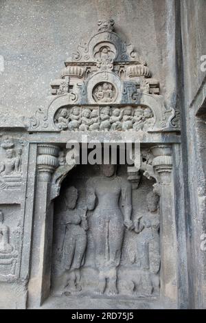 Ellora Cave 10- Vishvakarma, Galleria superiore, sulla destra Boddhisattva con gli assistenti in una nicchia decorativa Foto Stock