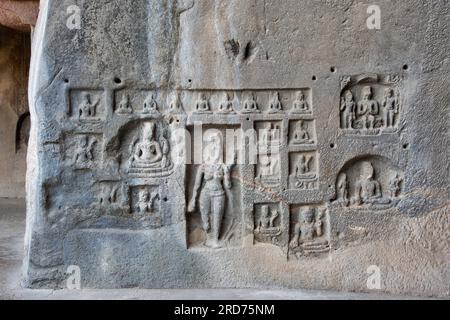 Ellora Cave 10 - Vishvakarma, Galleria superiore, immagini intrusive del buddha sulla parete destra. Aurangabad, India Foto Stock