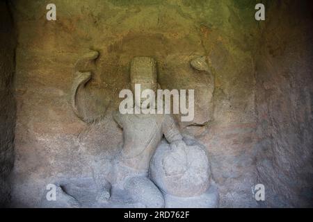 Cave 16: Nagaraja seduto in shrinelet dell'Elefante Gate. Grotte di Ajanta, Aurangabad, Maharashtra, India Foto Stock