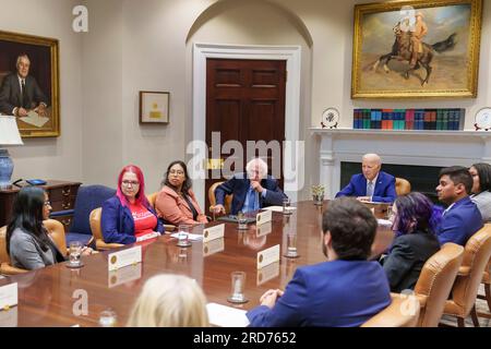 Washington, Stati Uniti d'America. 17 luglio 2023. Washington, Stati Uniti d'America. 17 luglio 2023. Il presidente degli Stati Uniti Joe Biden, Center, e il senatore Bernie Sanders, i-VT, Center Left, durante un incontro con gli organizzatori del sindacato laburista nella sala Roosevelt della Casa Bianca, il 17 luglio 2023 a Washington, DC Credit: Adam Schultz/White House Photo/Alamy Live News Foto Stock