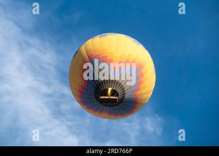 Vista dall'alto della mongolfiera Cappadocia Turkey. Baloon che spara nel cielo mentre vola Foto Stock