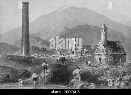 Un'illustrazione della prima metà del XVIII secolo della torre circolare e della St Kevin's Kitchen a Glendalough, contea di Wicklow, Irlanda. L'insediamento monastico del primo Medioevo fu fondato nel vi secolo da San Kevin, un discendente di una delle famiglie regnanti del Leinster, la cui fama come santo si diffuse e attirò numerosi seguaci. La distruzione dell'insediamento da parte delle forze inglesi nel 1398 lo lasciò in rovina, ma continuò come chiesa di importanza locale e luogo di pellegrinaggio. Foto Stock