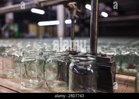 Bonn, Germania. 19 luglio 2023. I vasetti industriali del produttore Weck sono in fase di produzione. Quasi tutti conoscono i vasetti di Weck, ma il futuro del marchio non è chiaro. A giugno, la società ha presentato istanza di insolvenza. Ora inizia la ricerca di un investitore. Crediti: Oliver Berg/dpa/Alamy Live News Foto Stock