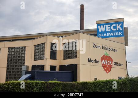 Bonn, Germania. 19 luglio 2023. Vista della fabbrica del produttore di vasetti di conservazione Weck. Quasi tutti conoscono i vasetti di Weck, ma il futuro del marchio non è chiaro. A giugno, la società ha presentato istanza di insolvenza. Ora inizia la ricerca di un investitore. Crediti: Oliver Berg/dpa/Alamy Live News Foto Stock