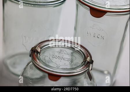 Bonn, Germania. 19 luglio 2023. Conservare i vasetti del produttore Weck nello showroom. Quasi tutti conoscono i vasetti di conservazione di Weck, ma il futuro del marchio non è chiaro. A giugno, la società ha presentato istanza di insolvenza. Ora inizia la ricerca di un investitore. Crediti: Oliver Berg/dpa/Alamy Live News Foto Stock