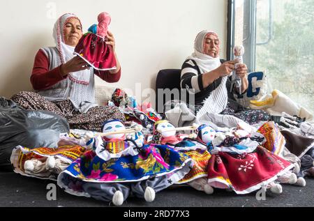 Donne che lavorano a maglia le bambole tessitrici nel villaggio nella Valle Soganli in Cappadocia Foto Stock