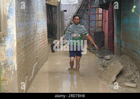 Nuova Delhi, nuova Delhi, India. 18 luglio 2023. Un uomo ha attraversato le strade allagate di Delhi dopo che il fiume Yamuna era fuoriuscito a causa di forti piogge monsoniche. (Immagine di credito: © Shivam Khanna/Pacific Press via ZUMA Press Wire) SOLO USO EDITORIALE! Non per USO commerciale! Foto Stock