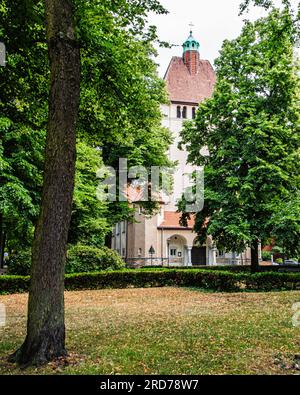 Dorfkirche, chiesa parrocchiale evangelica. Antica chiesa storica con torre dell'orologio. Esterno dell'edificio, Alt-Tegel, Reinickendorf, Berlino, Germania Foto Stock