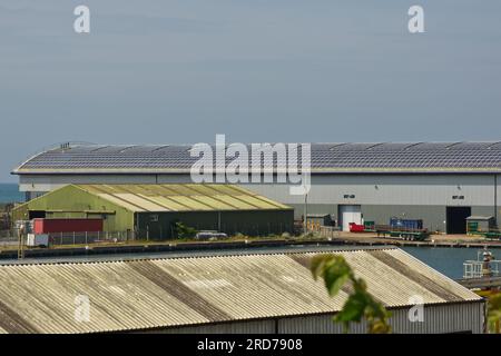 Ampia gamma di pannelli solari sul tetto del magazzino a Harbour and Port, Shoreham, West Sussex, Inghilterra. Niente persone. Nessun nome o logo. Foto Stock