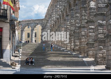 Segovia Spagna acquedotto, vista in estate della grande scalinata situata lungo il lato est del magnifico acquedotto romano del i secolo d.C. a Segovia. Foto Stock