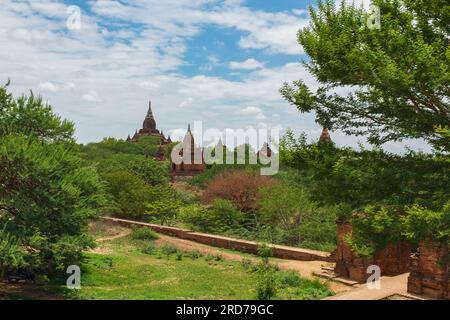 Myinkaba, Myanmar, 2019. Ammira la cinta muraria delle Suore Seinnyet, con il Tempio di Nagayon sullo sfondo Foto Stock