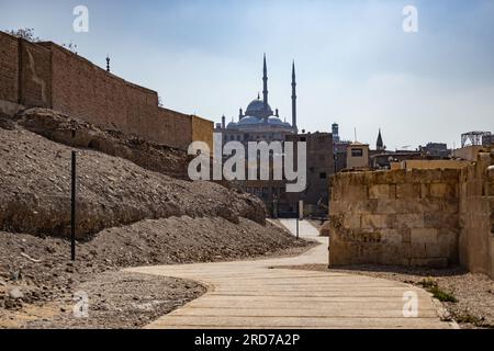 Una vista della moschea di Mohammad al-Amin dal Parco al-Azhar del Cairo, conosciuto anche come il polmone verde del Cairo. Foto Stock