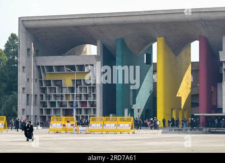 INDIA, territorio dell'Unione, città di Chandigarh, il piano generale della città divisa in settori è stato preparato dall'architetto franco-svizzero le Corbusier nel 1950, complesso del Campidoglio del settore 1, edificio governativo High Court utilizzato dagli stati del Punjab e dell'Haryana, progettato da le Corbusier, oggi patrimonio dell'umanità dell'UNESCO Foto Stock