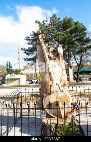 Monumento al saz, tradizionale strumento turco a pizzico. Nevsehir Turchia Foto Stock