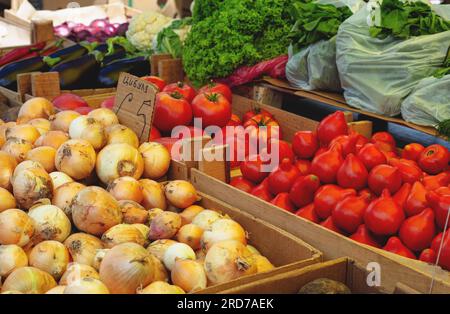 frutta e verdura al mercato di strada Foto Stock
