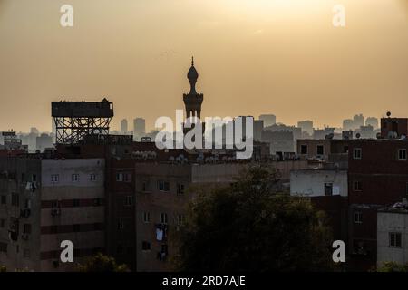 Lo splendido skyline del Cairo al tramonto: Un perfetto equilibrio tra storia e modernità Foto Stock