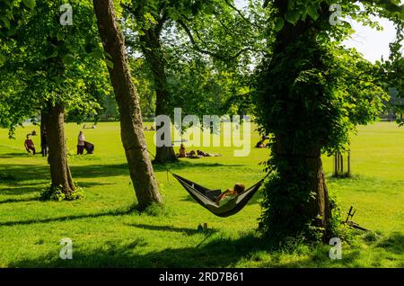 EDIMBURGO, SCOZIA, Regno Unito - 9 giugno 2023 - le persone godono di un pomeriggio di sole nel parco Meadows nel centro di Edimburgo, Scozia, Regno Unito - foto: Geopix Foto Stock