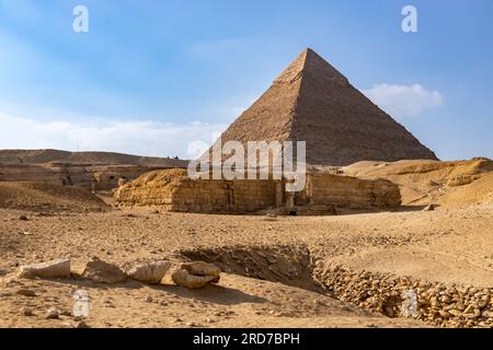 Rovine archeologiche di un antico tempio egizio in primo piano della piramide di Khafre a Giza Foto Stock