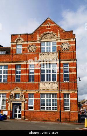 La facciata in mattoni e pietra dell'edificio della Tonbridge Library, parte del Tonbridge Centre (che appartiene all'Università del Kent), Tonbridge, Kent Foto Stock