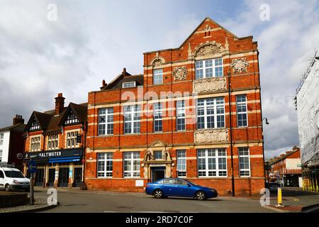 La facciata in mattoni e pietra dell'edificio della Tonbridge Library, parte del Tonbridge Centre (che appartiene all'Università del Kent), Tonbridge, Kent Foto Stock