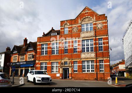 La facciata in mattoni e pietra dell'edificio della Tonbridge Library, parte del Tonbridge Centre (che appartiene all'Università del Kent), Tonbridge, Kent Foto Stock