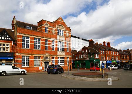 La facciata in mattoni e pietra dell'edificio della Tonbridge Library e l'ingresso ad High Street, Tonbridge, Kent, Inghilterra Foto Stock