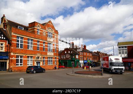 La facciata in mattoni e pietra dell'edificio della Tonbridge Library e l'ingresso ad High Street, Tonbridge, Kent, Inghilterra Foto Stock