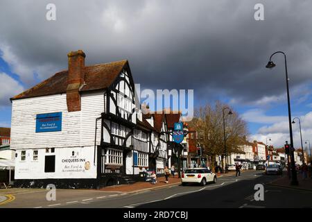 YE Olde Chequers Inn e vista lungo la parte superiore di High Street, Tonbridge, Kent, Inghilterra Foto Stock