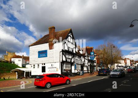 YE Olde Chequers Inn e vista lungo la parte superiore di High Street, castello sullo sfondo sinistro, Tonbridge, Kent, Inghilterra Foto Stock